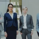 Tim profesional bisnis beragam sedang berdiskusi di lingkungan kantor modern